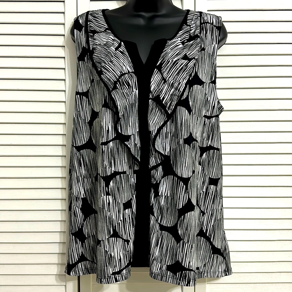 Susan Lawrence XL Sleeveless Ruffle V-Neck Black and White Static Circles Print